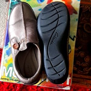 Clarks 6 1/2 medium in bronze in great condition!